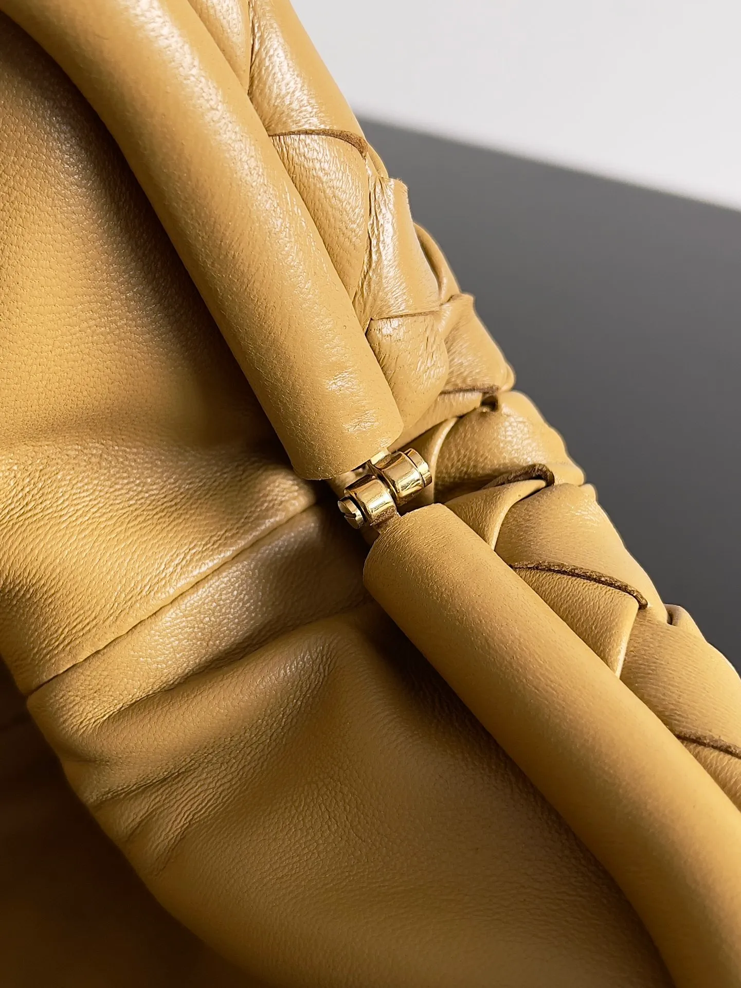 Batch 2260 BOTTEGA VENETA Lady's LAUREN CLUTCH Chain Clutch was inspired by 40 years ago. It is a perfect fusion of classic and modern bags. It is effortless and fashionable for any occasion and at any time. The newly added detachable metal chain allows people to have more ways to carry it. It is grand and elegant. Style No.: 785807 Size: 31.5*16.5*11cm